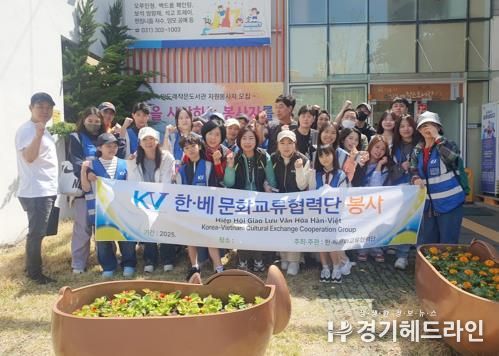 수원특례시 팔달구 인계동, 한‧베 문화교류협력단과 함께 인계로~장다리로 일대 가로화단 식재