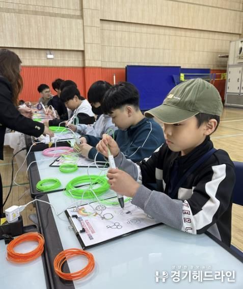 학생들이 3D펜으로 나만의 미니 열쇠고리 만들기 활동을 하고 있다.