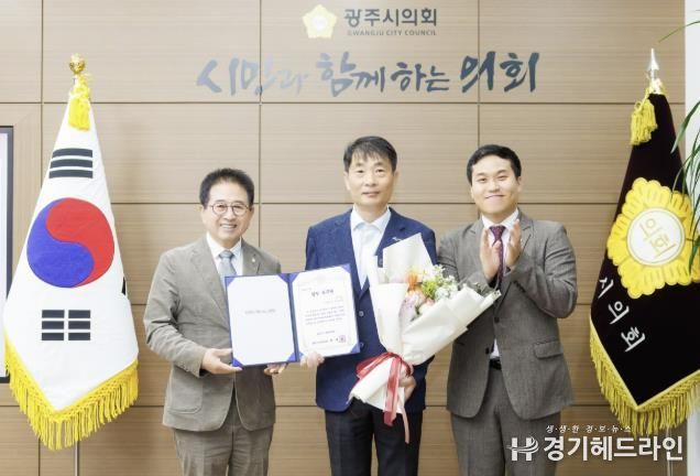 (왼쪽부터) 허경행 의장, 석태훈 팀장, 노영준 의원