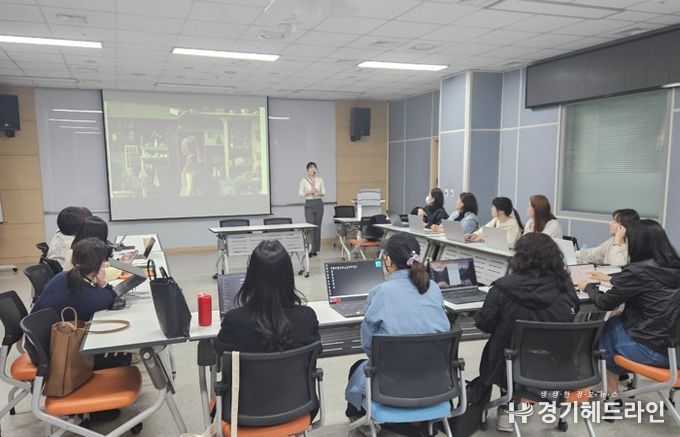 ‘엄마가 만드는 AI 동화책’ 프로그램을 진행하고 있다.