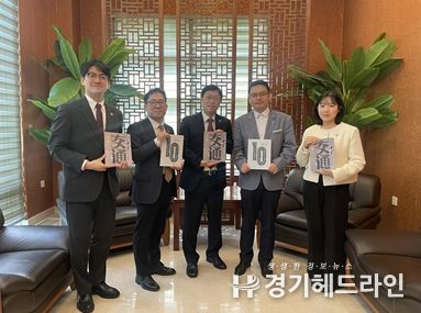 <인천지창 제작진이 25일 탕량 주한중국대사관 참사관과 인천지창 창간 10주년 기념 축하 간담회를 가졌다> (사진 왼쪽에서 네 번째 탕량 참사관)