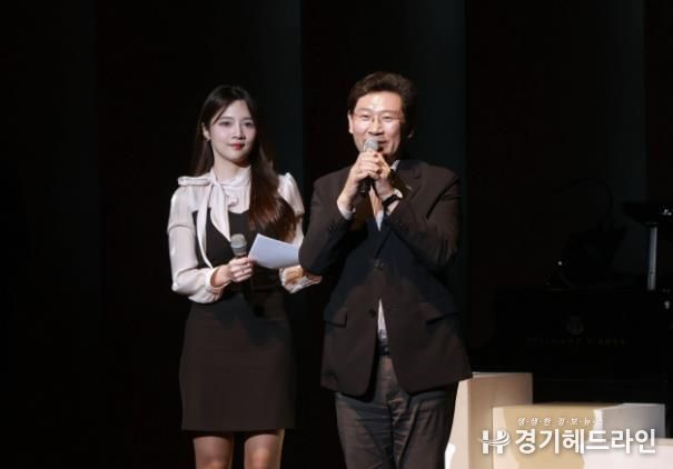 이상일 용인특례시장은 26일 용인포은아트홀에서 열린 ‘용인시립소년소녀합창단 제45회 정기연주회’에 참석해 합창단의 무대를 축하고 시민들과 함께 공연을 관람했다.