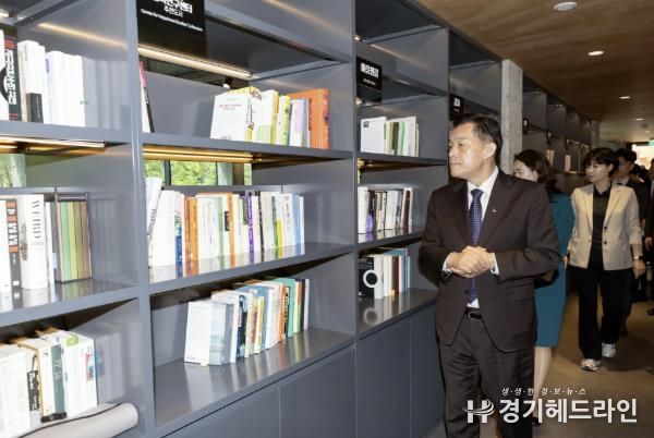 이재준 수원특례시장이 수원 지관서가의 서가를 둘러보고 있다.