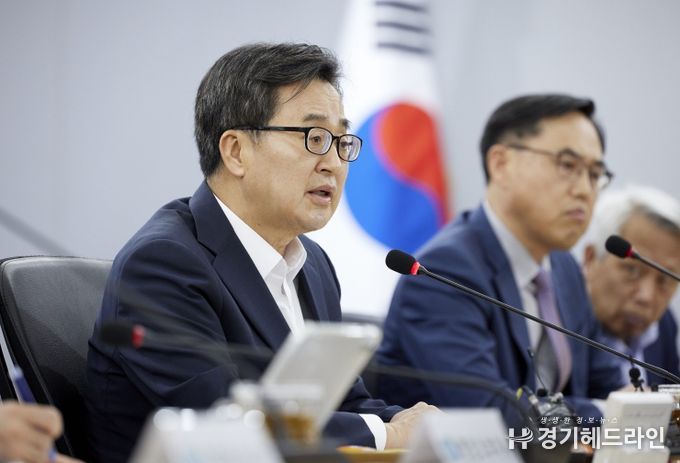 29일 오후 경기도청 서희홀에서 열린 도정점검회의에서 김동연 경기도지사가 인사말을 하고 있다.