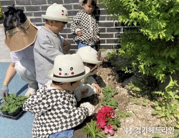 '작은 손으로 피운 큰 꽃' 수원특례시 팔달구, 손바닥정원에 시민 손길을 더하다