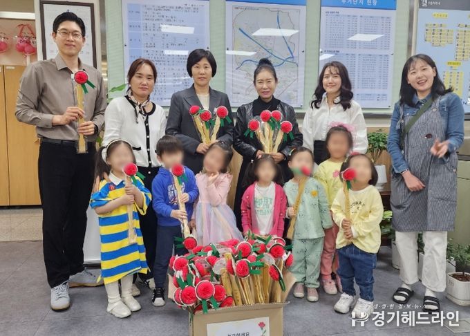 수원특례시 영통구 광교1동, 가정의 달을 맞아 어르신 및 취약계층 가구에 빵과 카네이션 전달