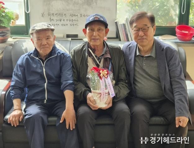 수원특례시 팔달구 매산동, 어버이날 맞아 경로당 어르신께 카네이션 화분 전달