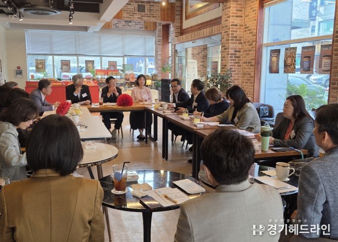 수원특례시 지역사회보장협의체 대표협의체가 간담회를 열고 있다.