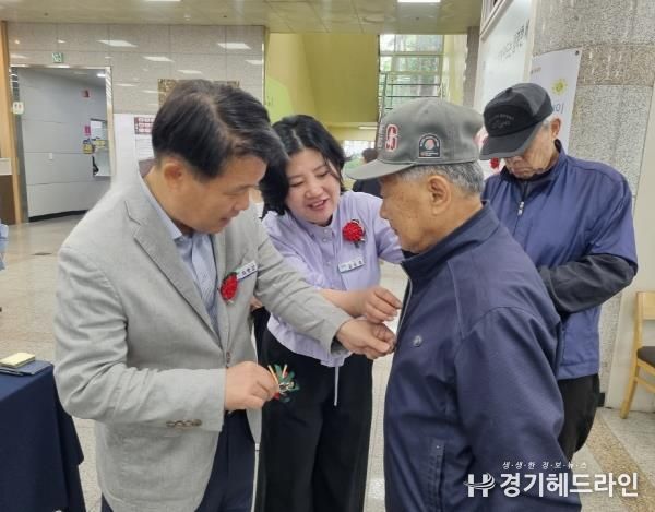 파주시노인복지관, 어버이날 맞이‘카네이션 달아드리기’