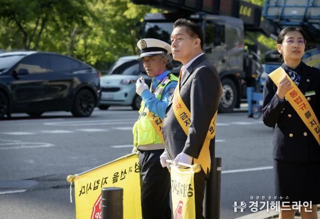 이재준 수원특례시장인 지난해 5월 10일 호매실동행정복지센터 앞 사거리에서 진행된 어린이 보행안전 캠페인에 참여하고 있다.