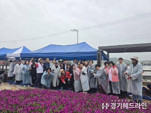 파주시 법원읍 주민자치회, 가로등 꽃 화분으로 화사한 도로경관 조성