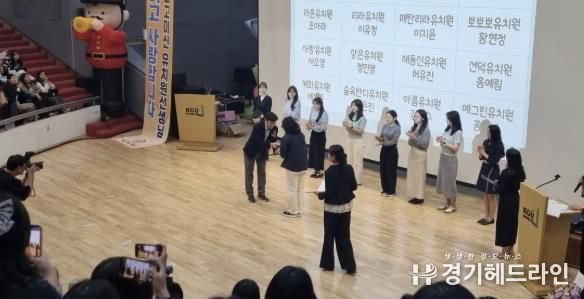 현근택 수원시 제2부시장이 상장을 전달하고 있다.