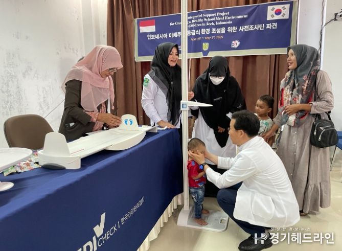 건협 조사단이 인도네시아 반다아체 아동을 대상으로 신체계측을 실시하고 있다.