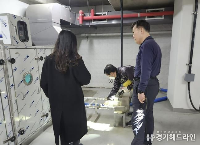 성남시 수정구 신흥2동 소재 아파트 건물에 있는 정화조 악취정화시설 점검 중