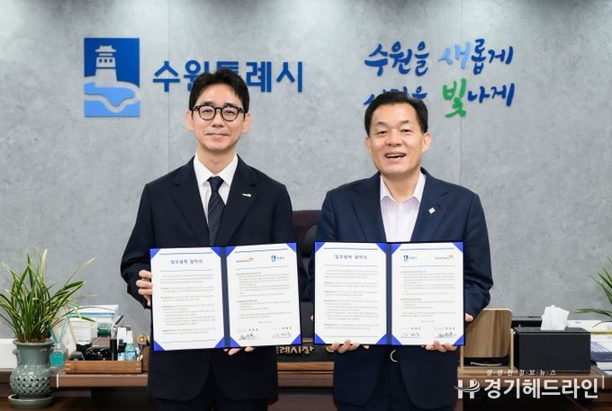 이재준 수원시장(오른쪽)과 최성호 월드비전 경기남부사업본부장이 협약 후 함께하고 있다.