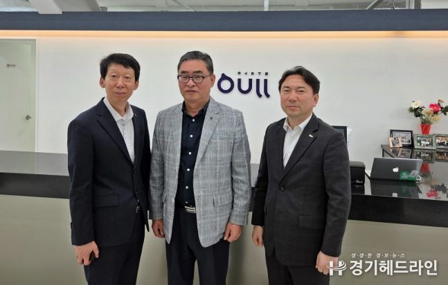 면담을 마치고 기념 촬영을 하고 있다(좌측부터 인천항만공사 김상기 운영부문 부사장, 어울 김창수 회장, 인천항만공사 박원근 물류전략처장