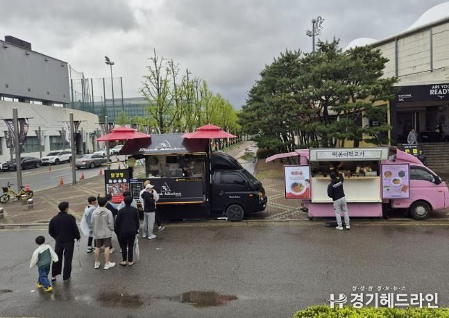 성남시는 오는 5월 24일 성남FC와 부산아이파크 경기부터 탄천종합운동장 내 4곳 매점과 4개 푸드트럭에 다회용기를 도입한다