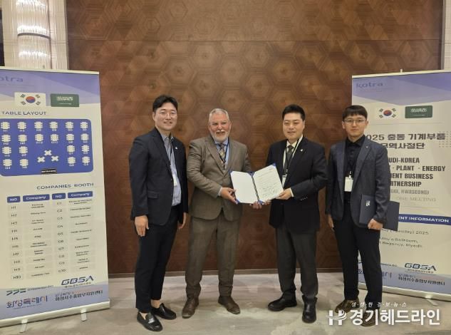 ㈜한성하나론 허욱 대표가 13일 사우디아라비아 리야드 수출상담회에서 바이어와 MOU 계약 체결 기념 촬영을 하고 있다.