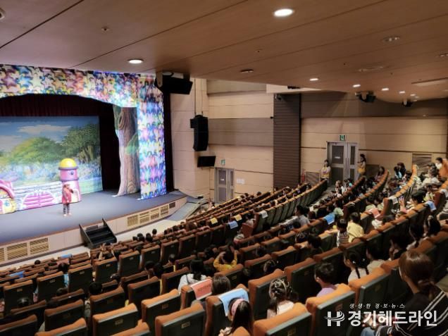 감염병 예방 손씻기 교육 인형극을 상연하고 있다.