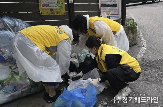 수원특례시 영통구 망포2동, 쓰레기 불법 투기 야간단속 및 분리배출 홍보 실시