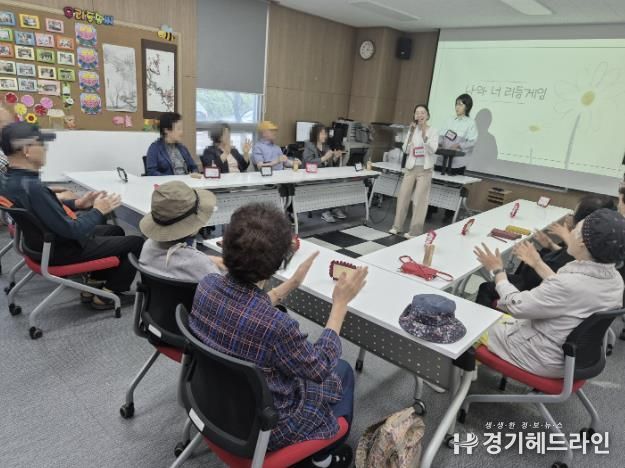 어르신들과 함께 ‘마음치유, 봄처럼’ 프로그램을 진행하고 있다.