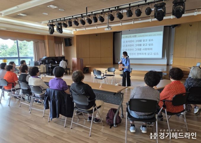 수원체육문화센터에서 ‘신바람 교실’을 진행하고 있다.