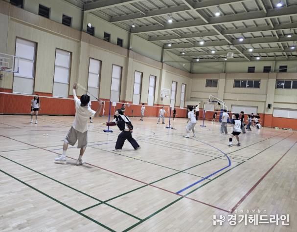 여월중학교 학교 체육관 및 운동장 이용중인 시민들