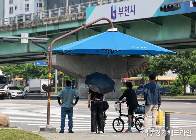 부천시 원미구 길주로 인근에 설치된 그늘막에서 시민들이 더위를 피하고 있다.