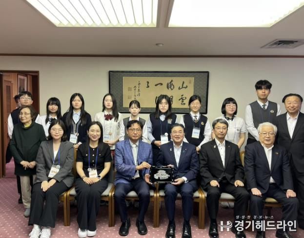 수원특례시 대표단이 후쿠이 사이교 시게루 시장에게 기념품을 전달하고 단체 사진을 촬영