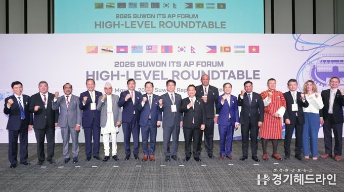 이재준 수원시장(왼쪽 7번째)이 박상우 국토교통부 장관(왼쪽 8번째) 등 고위급 회의 참석자들과 함께하고 있다.