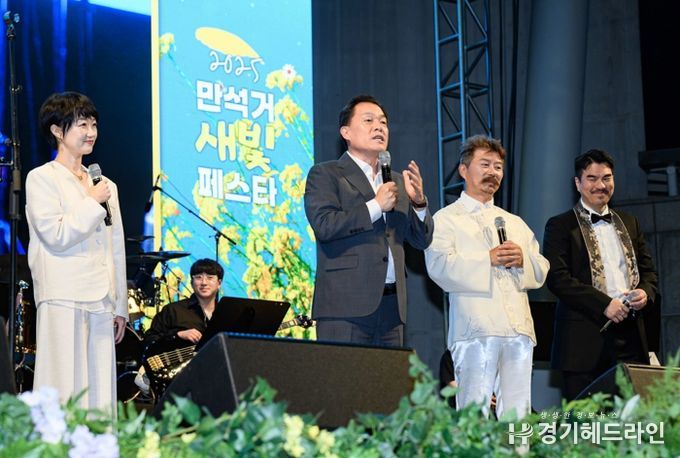 이재준 수원특례시장이 장안구가 주최한 만석거 새빛페스타 무대에서 인사말을 하고 있다.