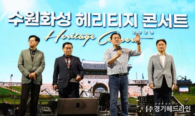 이재준 수원특례시장이 무대에서 시민들에게 인사하고 있다.