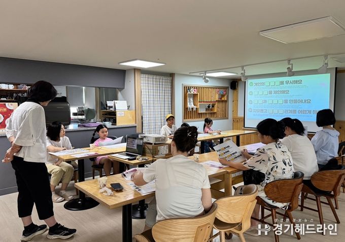 부천시다문화가족지원센터 4층 다가온에서 성평등교육을 진행하고 있다.