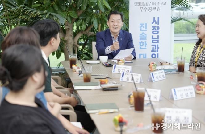 이재준 수원시장이 공무원들과 이야기를 나누고 있다