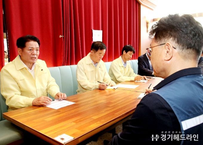 최대호 안양시장(왼쪽 첫번째)과 강득구 국회의원(왼쪽 두번째)이 신안산선 붕괴사고 관련해 시행사와 시공사 관계자들을 만나 이야기하고 있다