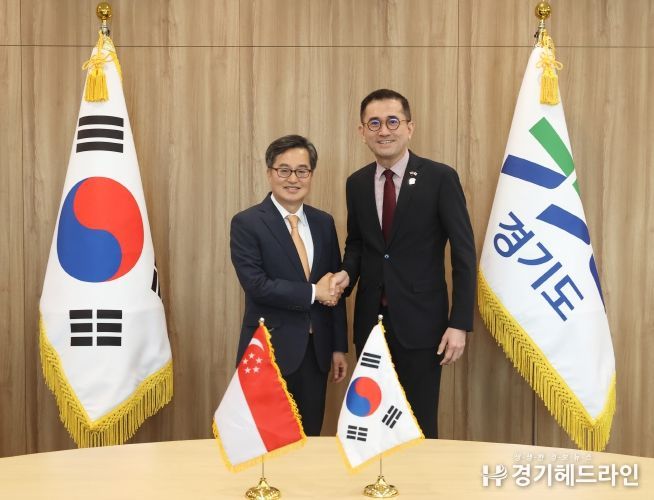 19일 오후 김동연 경기도지사가 경기도청 집무실에서 에릭 테오 주한 싱가포르 대사와 이임 면담전에 기념촬영을 하고있다.