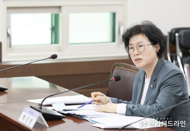 박은경 의원이 대표 발의한 ‘안산시 공동근로복지기금 지원 조례안’이 19일 소관 상임위원회인 기획행정위원회에서 원안으로 가결됐다. 사진은 지난 4일 의회 제2상임위원실에서 열린 제297회 제1차 정례회 기획행정위원회에서 박은경 의원이 발언하는 모습