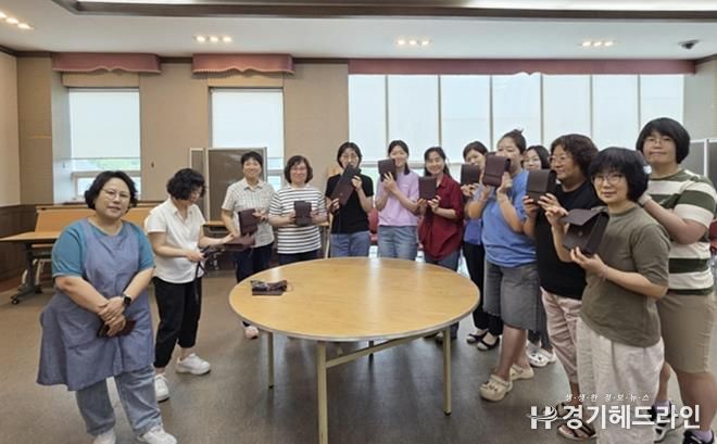 수원특례시 팔달구 화서2동 새마을문고회, 가죽 공예 만들기 프로그램 운영