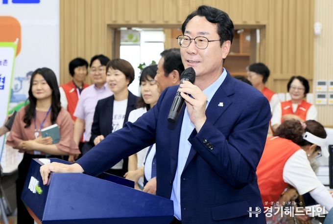 정명근 화성특례시장이 23일 향남읍 발안농협을 찾아 ‘농촌 왕진버스’ 진료 참여 의료진을 격려하고 있다.