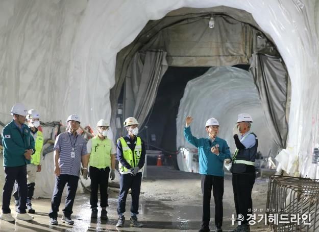 5월 27일 김성중 행정1부지사가 도봉산~옥정 광역철도(1공구)를 점검하고 있다