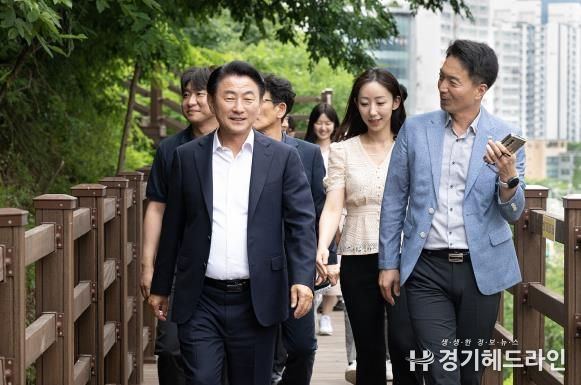 김동근 시장이 6월 24일 LH 경기북부지역본부 의정부 사옥 입주 1주년을 기념한 ‘함께 걷는 소통의 길’ 행사에서 LH 직원, 지역 주민 등과 용현산단 산책로를 걸으며 소통하고 있다.
