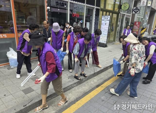 인계동에서 환경정비를 진행하는 모습