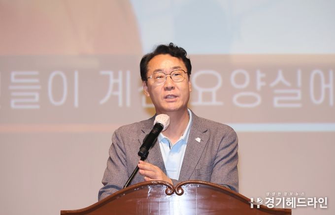 정명근 화성특례시장이 28일 장안대학교 일야아트홀에서 열린 ‘2025년 요양보호사의 날’ 기념식에서 축사를 하고 있다