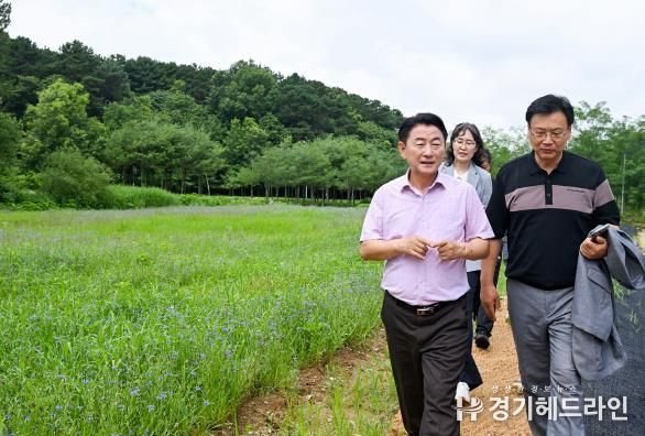 김동근 시장이 7월 1일 ‘민락(民樂) 힐링 텃밭정원’을 방문해 운영상황을 점검하고 있다.