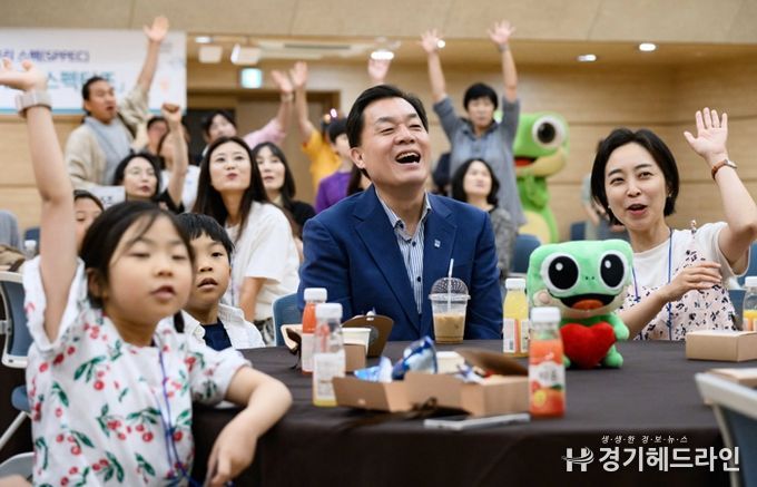 이재준 수원특례시장이 패밀리 데이 참가자들과 함께하고 있다.