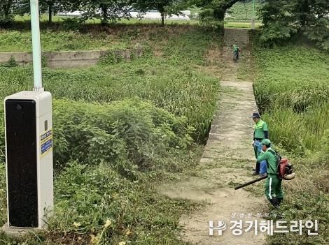 수원특례시 권선구 입북동, 황구지천 일대 진입 차단시설 제초작업 실시