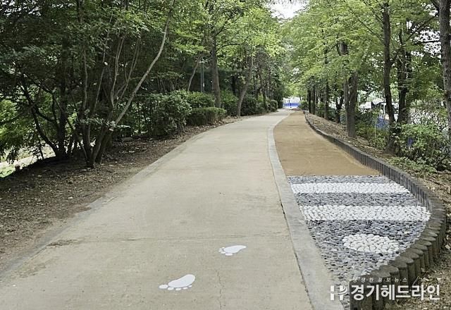 수원특례시 장안구, 이목동 흙향기 맨발길 조성으로 힐링공간 제공