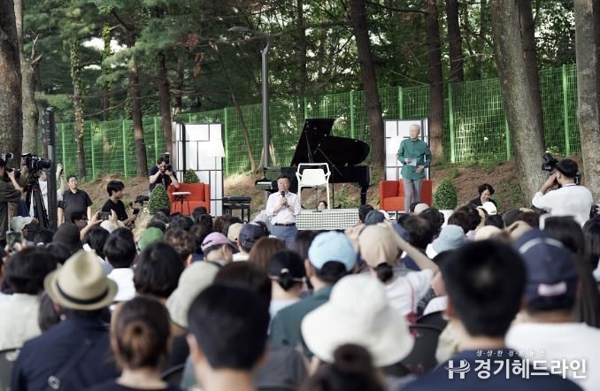 신상진 성남시장이 5일 오후 성남물빛정원에서 열린 첫 번째 시민 초청 음악회 '금난새의 한여름밤 콘서트'에서 인사말을 하고 있다.