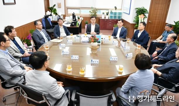 장수석 수원영통구청장, 영통구 단체장과 반가운 첫 만남
