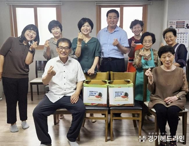 수원특례시 장안구 율천동 주민자치회, 시원한 여름맞이 수박 들고 경로당 찾아